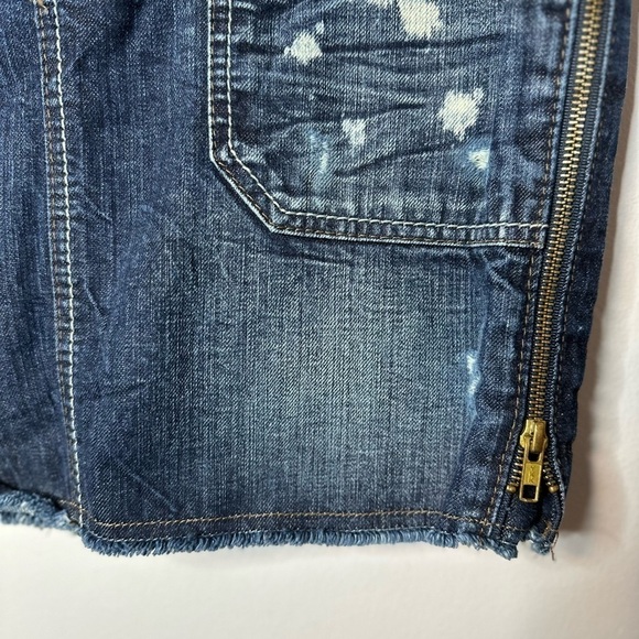 49- GUESS DESTROYED DENIM ZIP/SLIP MINI  SKIRT IN SIZE 26 - Picture 7 of 9